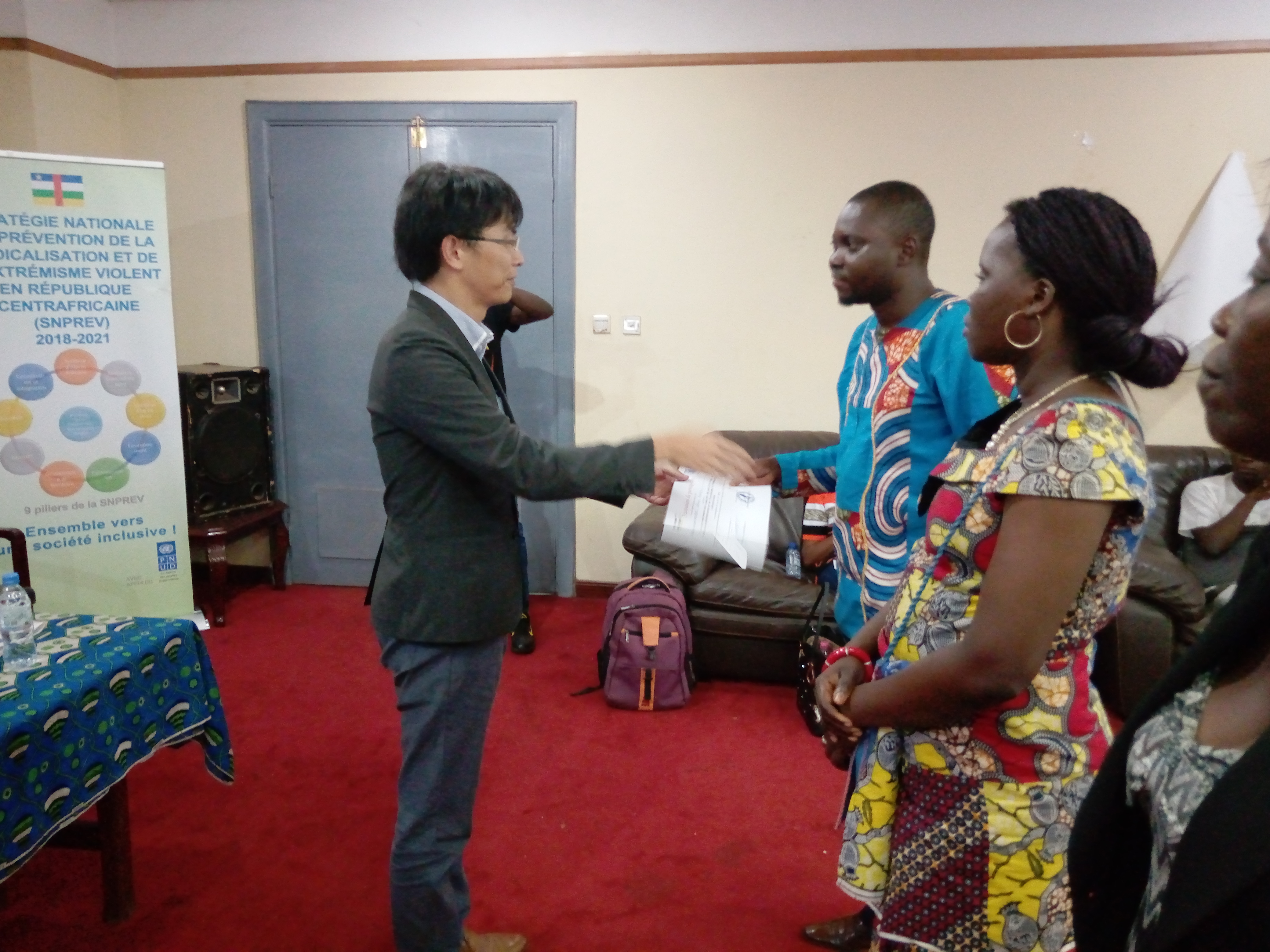 Remise des certificats aux participants de la deuxième session de l'atelier de formation des pairs éducateurs le 27 Décembre 2020 à Bangui