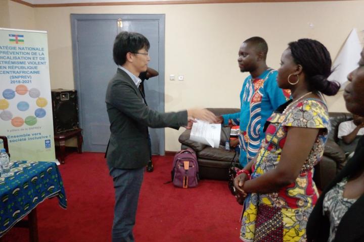 Remise des certificats aux participants de la deuxième session de l'atelier de formation des pairs éducateurs le 27 Décembre 2020 à Bangui